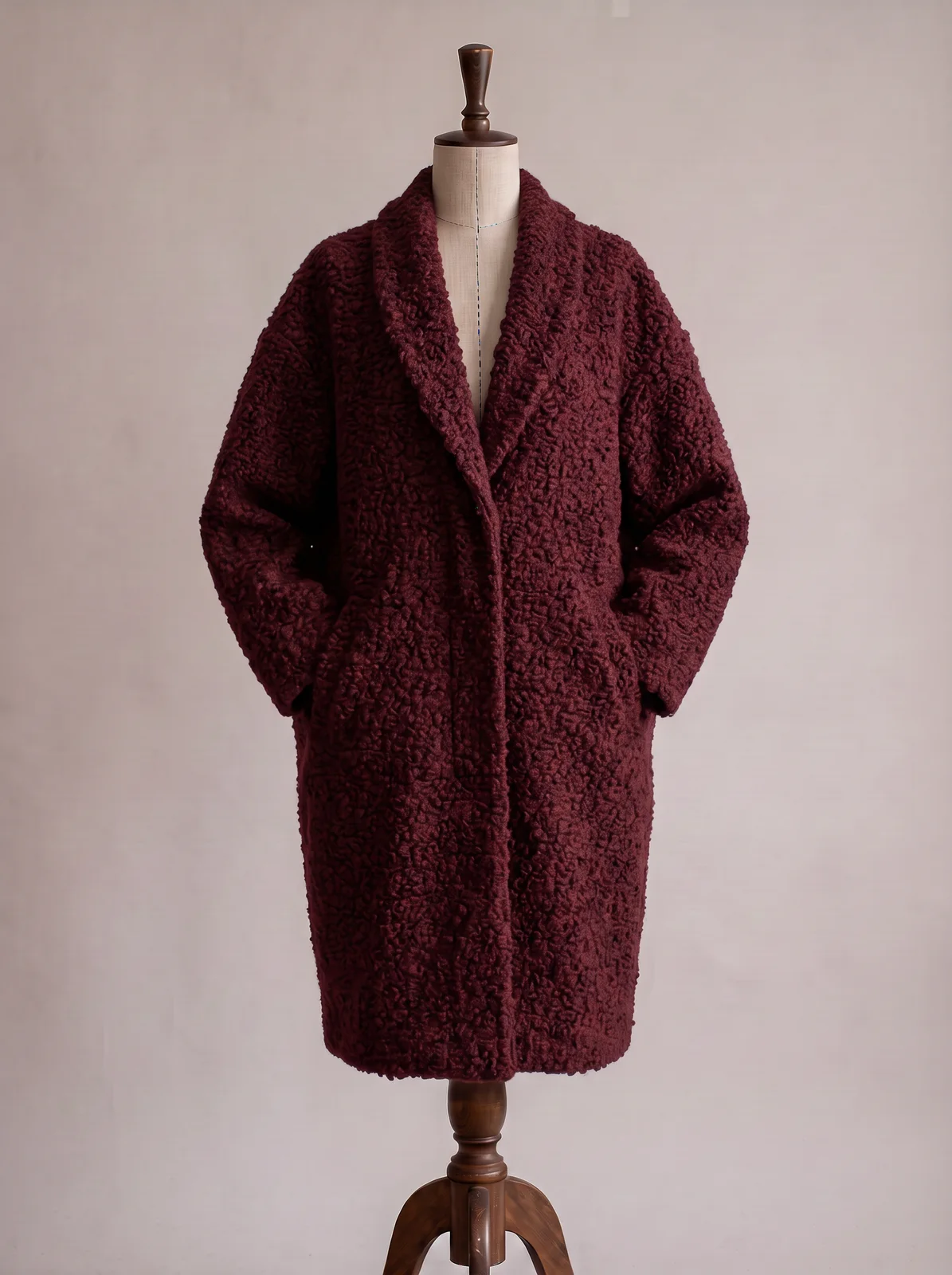 Changement de tissu par IA : le manteau cocon en laine bouclée bordeaux