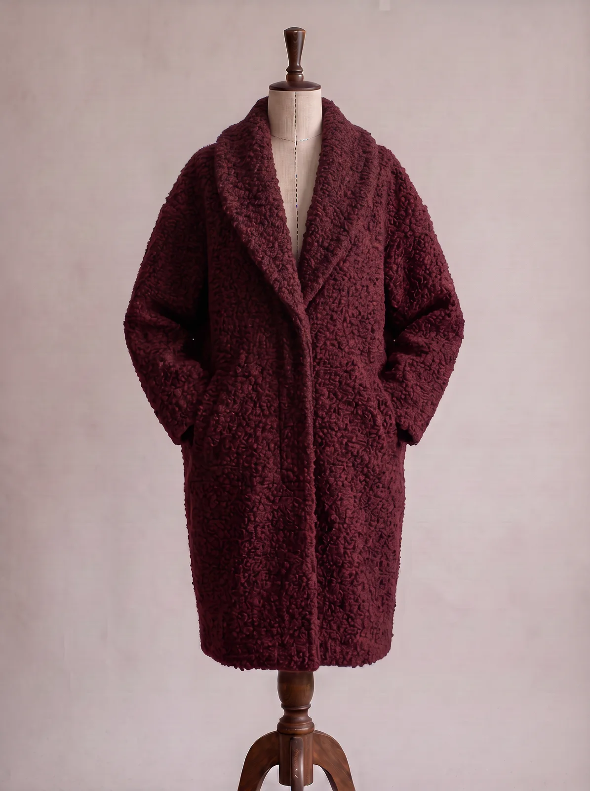 Manteau cocon en bouclé bordeaux à col châle agrandi, sur buste de couture