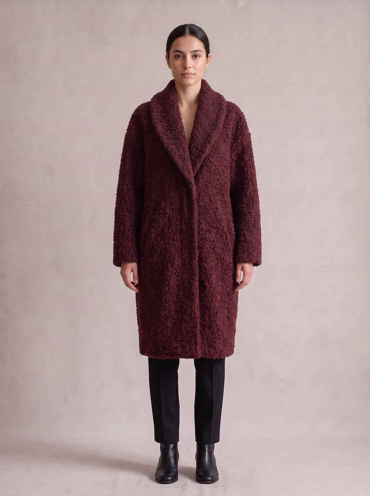 Image portée générée par l'IA : une mannequin en manteau cocon en bouclé bordeaux, en studio