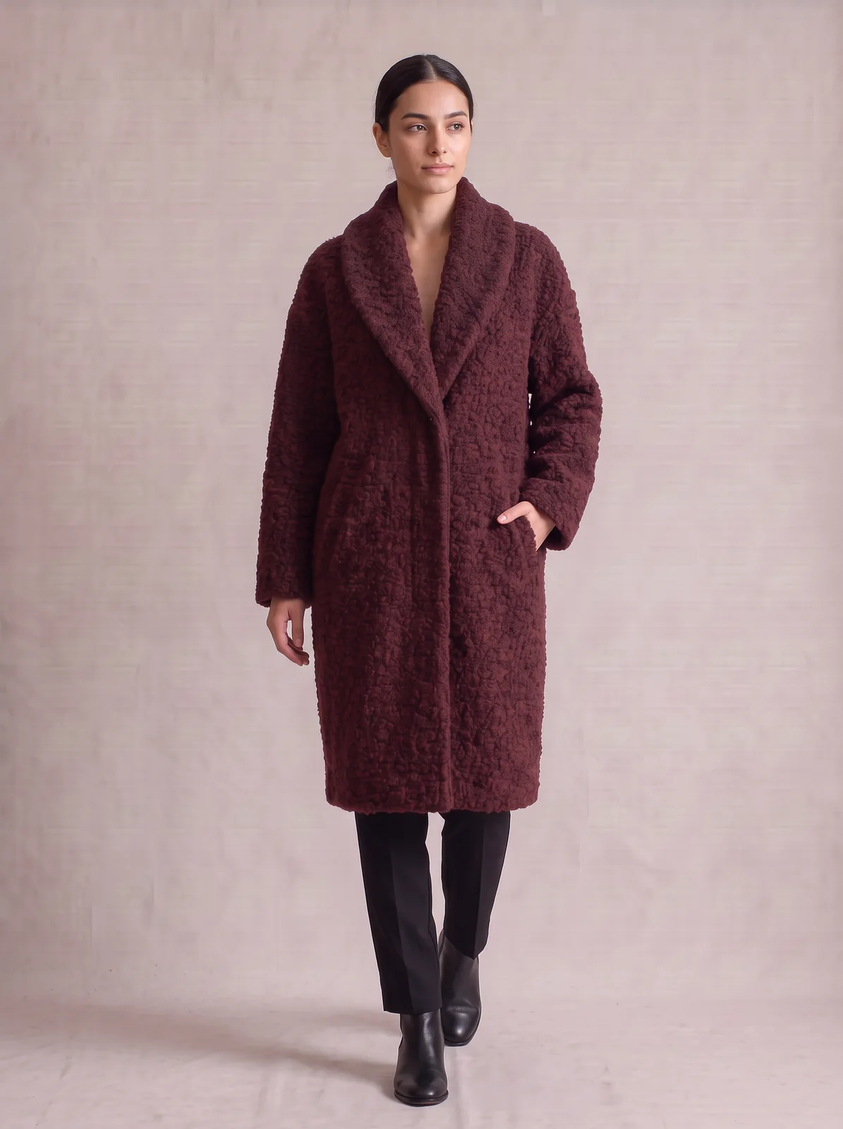Changement de pose par IA : la mannequin marche en manteau cocon bordeaux