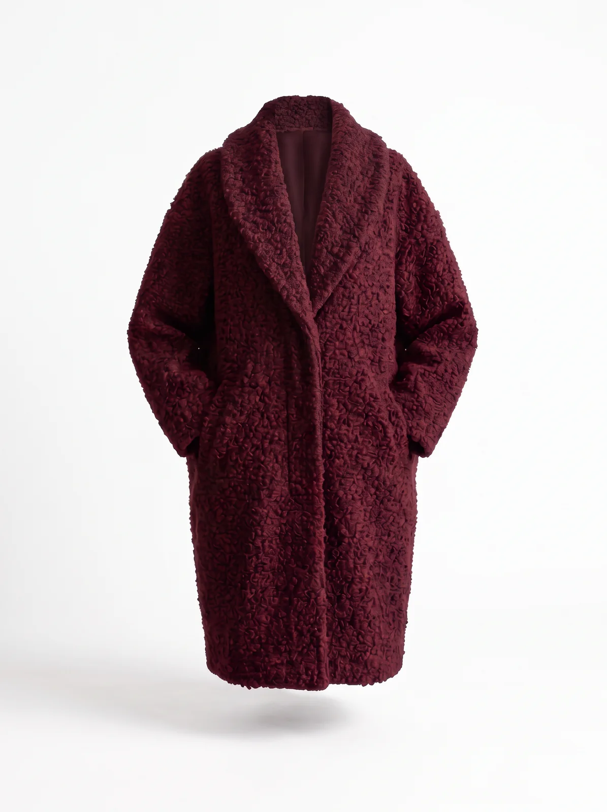 Photo produit IA en mannequin invisible : manteau cocon en bouclé bordeaux sur fond blanc