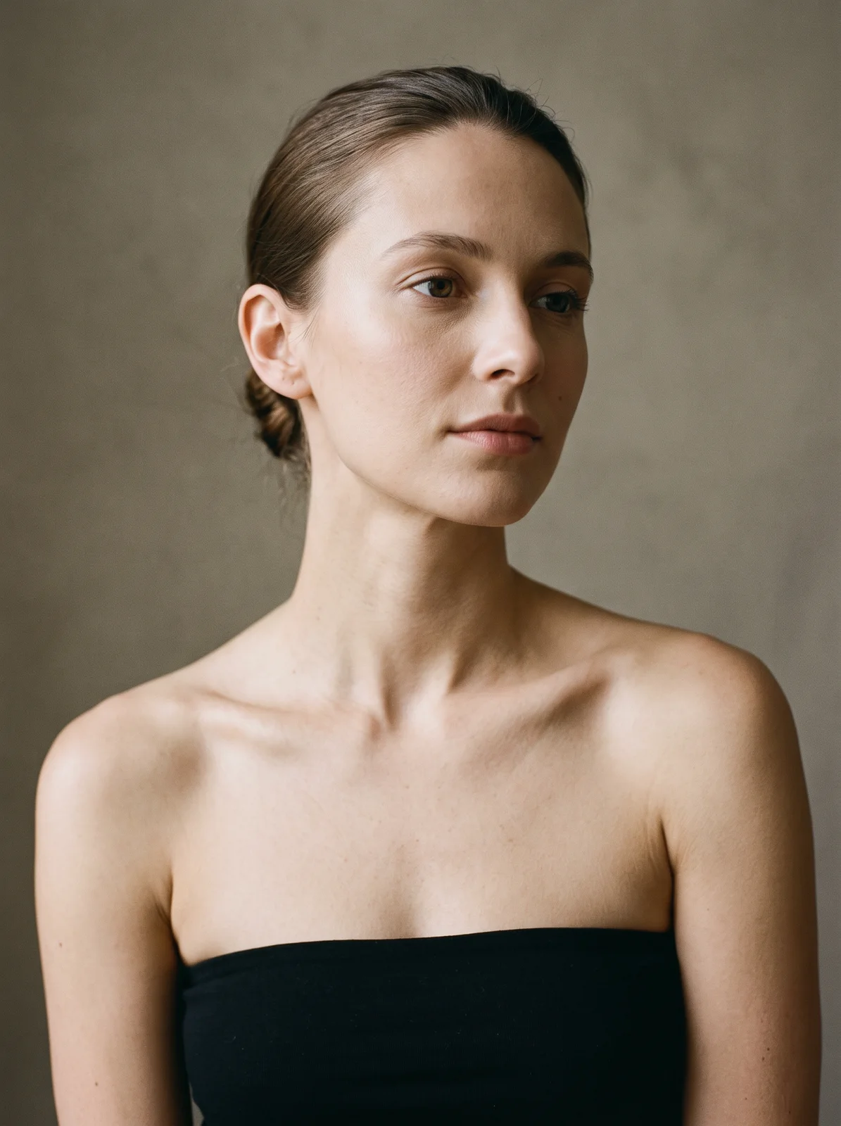 Portrait studio d'une mannequin au cou nu, pour l'essayage de bijoux