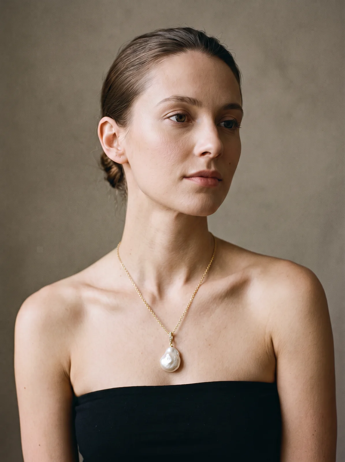 Essayage de bijoux par IA : le collier à pendentif perle porté par la mannequin