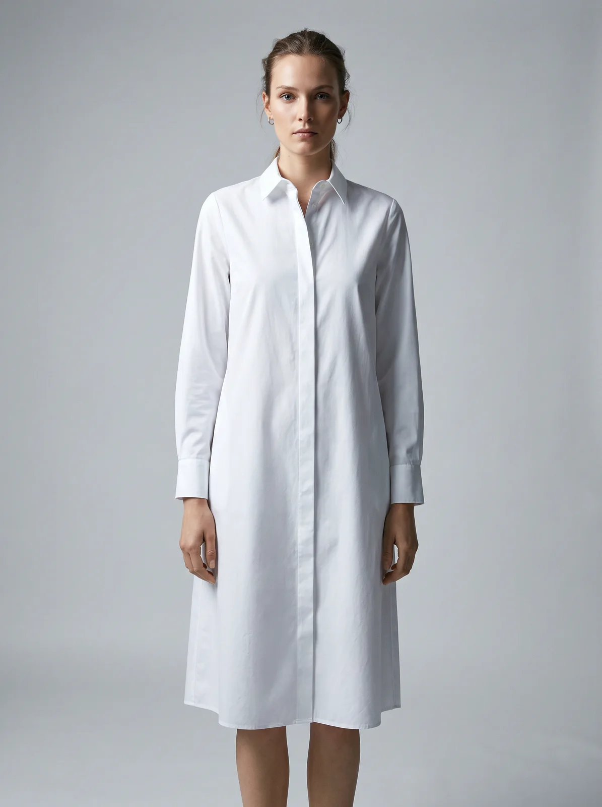 Robe-chemise unie en popeline de coton blanche, longueur genou, vue de face en studio
