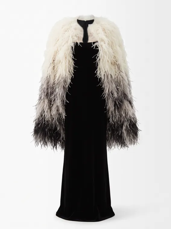 Photo produit IA en mannequin invisible : cape en plumes sur robe fourreau noire