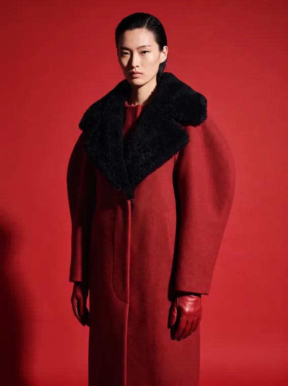 Manteau rouge retouché par l'IA avec un grand col en mouton retourné noir