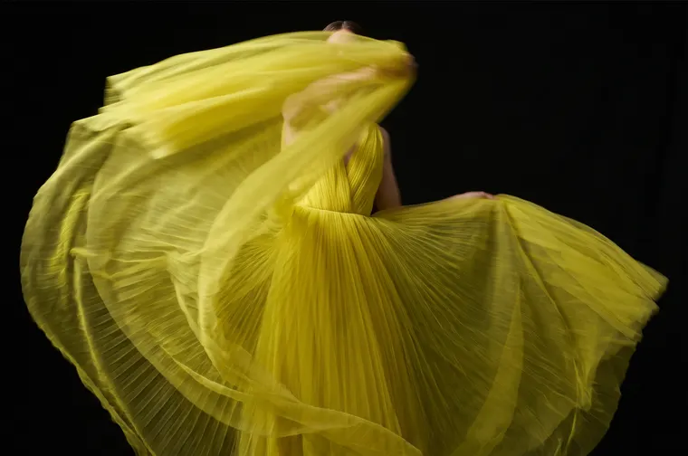 Robe volumineuse en tulle jaune acide, en mouvement sur fond noir