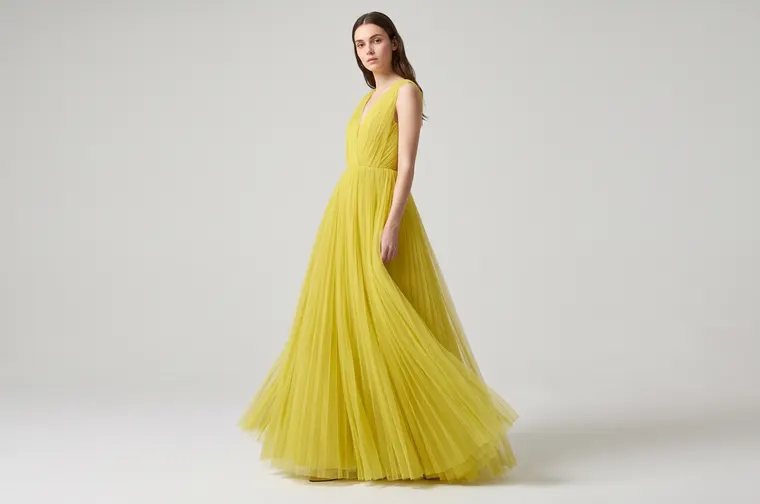 Robe en tulle plissé jaune acide, vue en pied en studio